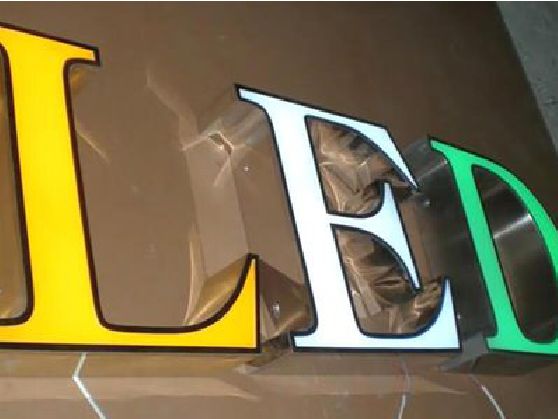 东兰介绍LED招牌的基础知识。